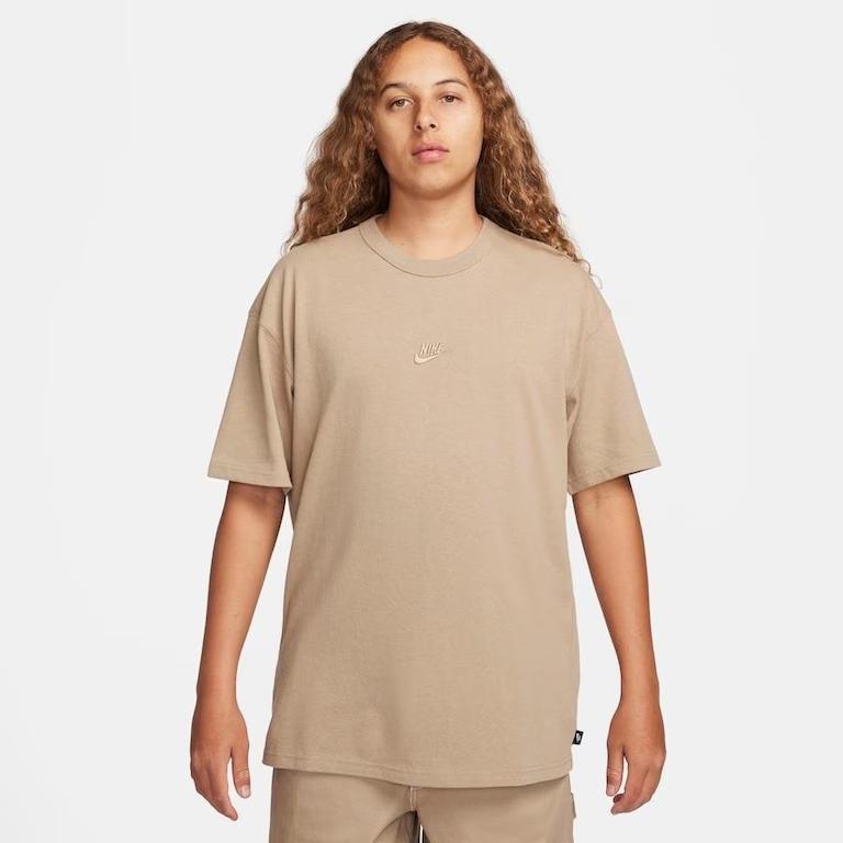 CAMISETA NIKE SPORTSWEAR PREMIUM ESSENTIALS KHAKI