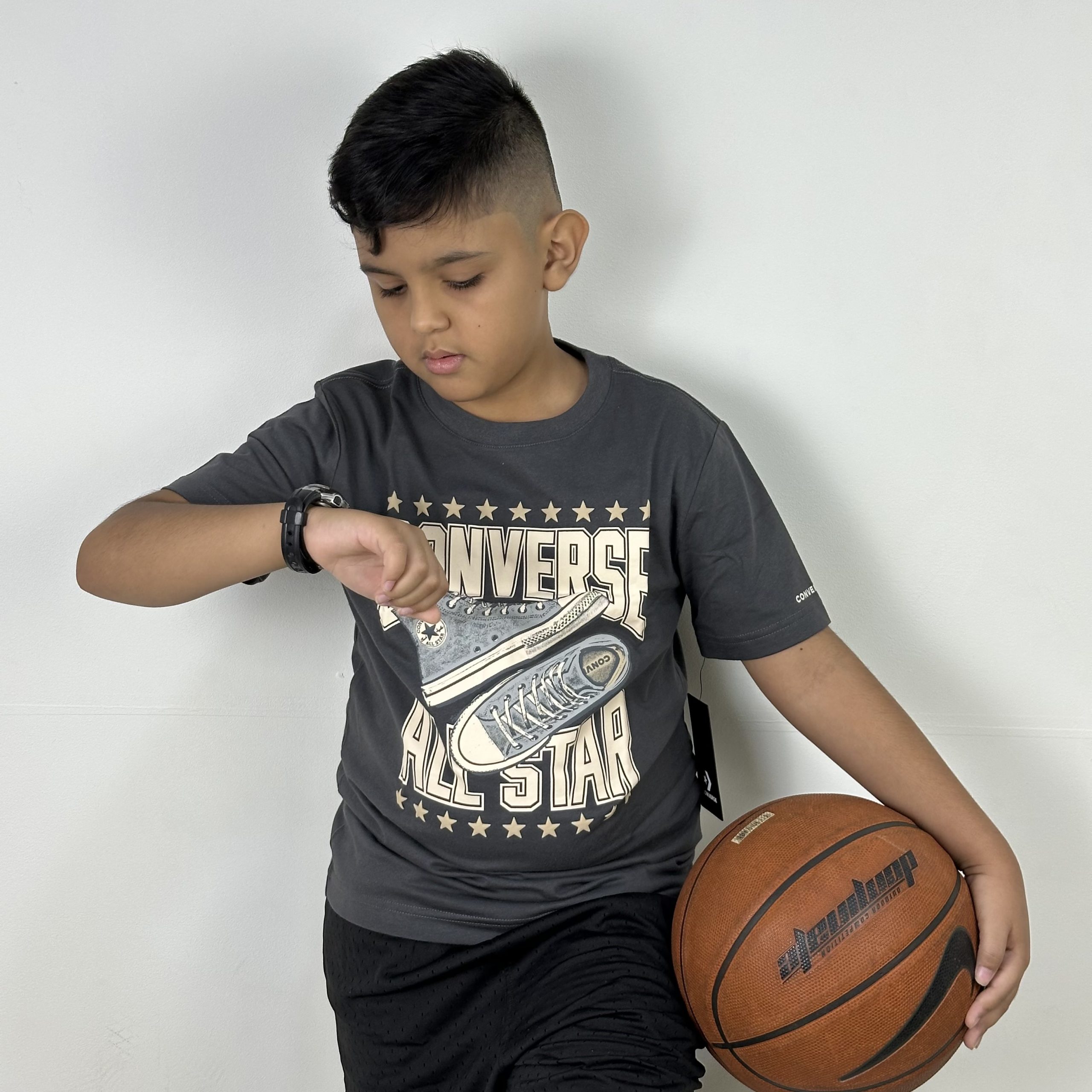 CAMISETA CONVERSE SNEAKER ARCH JUVENIL CINZA ESCURO