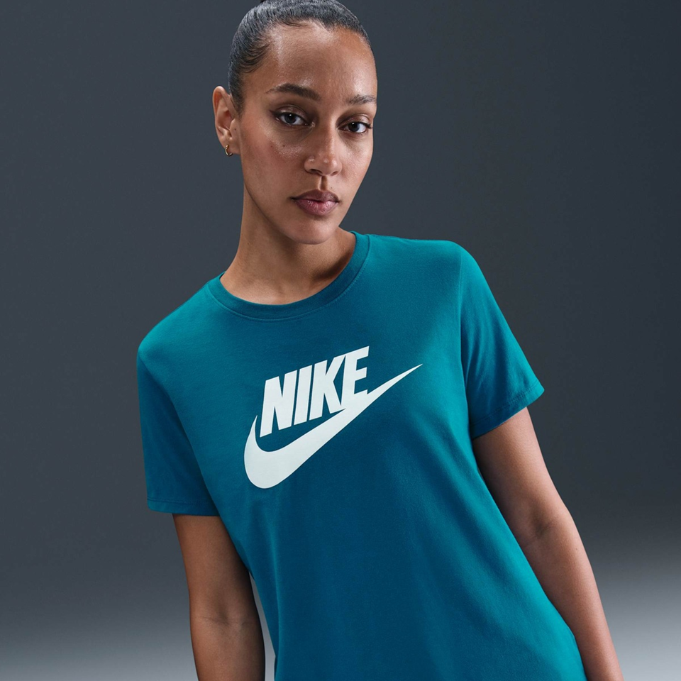 CAMISETA NIKE SPORTSWEAR ESSENCIAL AZUL FEMININA